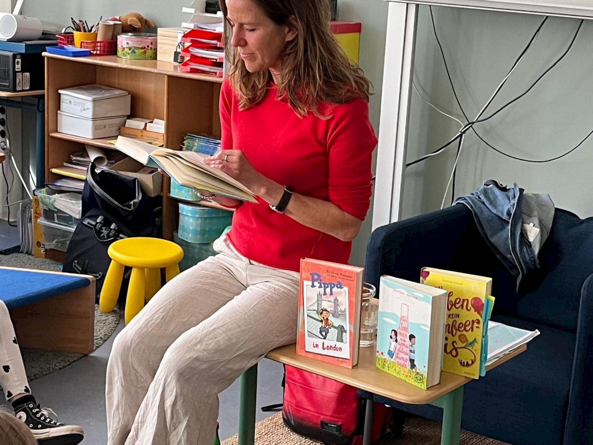 Die Autorin Kristina Kreuzer liest aus Ihrem Buch vor Viertklässlern